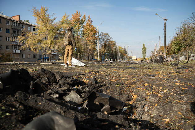 Russian Strike Hits Kramatorsk Buses A first responder stands on a heavily damaged street near a fully covered body after a Russian strike in Kramatorsk, Donetsk region, Ukraine, on October 8, 2026. Ukrainian authorities said a Russian guided bomb struck two scheduled passenger buses in Kramatorsk at about 10:00. At least 30 people were killed and at least 18 wounded, while Ukraine s State Emergency Service later reported 33 deaths; public transport in Kramatorsk and nearby Sloviansk was suspended after the attack. Kramatorsk Donetsk Ukraine Copyright: xOrixAviramx