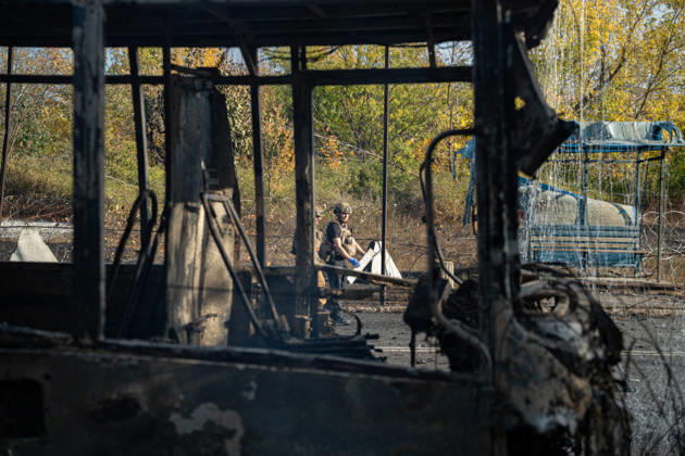 Russian Strike Hits Kramatorsk Buses A fully covered body and an emergency worker are seen through the charred frame of a destroyed passenger bus after a Russian strike in Kramatorsk, Donetsk region, Ukraine, on October 8, 2026. Ukrainian authorities said a Russian guided bomb struck two scheduled passenger buses in Kramatorsk at about 10:00. At least 30 people were killed and at least 18 wounded, while Ukraine s State Emergency Service later reported 33 deaths; public transport in Kramatorsk and nearby Sloviansk was suspended after the attack. Kramatorsk Donetsk Ukraine Copyright: xOrixAviramx