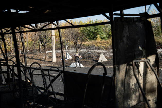 Russian Strike Hits Kramatorsk Buses A fully covered body lies beyond the burned interior of a destroyed passenger bus after a Russian strike in Kramatorsk, Donetsk region, Ukraine, on October 8, 2026. Ukrainian authorities said a Russian guided bomb struck two scheduled passenger buses in Kramatorsk at about 10:00. At least 30 people were killed and at least 18 wounded, while Ukraine s State Emergency Service later reported 33 deaths; public transport in Kramatorsk and nearby Sloviansk was suspended after the attack. Kramatorsk Donetsk Ukraine Copyright: xOrixAviramx