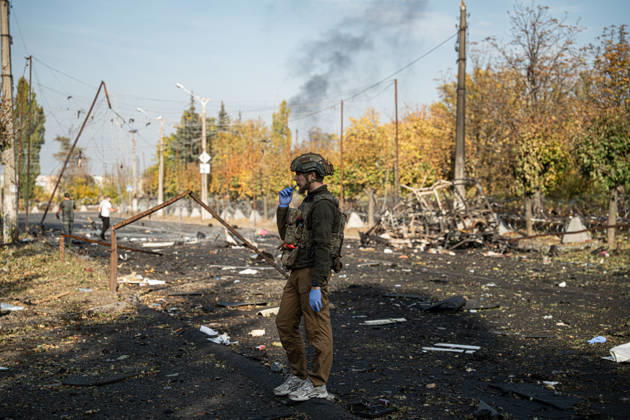 Russian Strike Hits Kramatorsk Buses A first responder speaks on a phone amid wreckage at the site of a Russian strike in Kramatorsk, Donetsk region, Ukraine, on October 8, 2026. Ukrainian authorities said a Russian guided bomb struck two scheduled passenger buses in Kramatorsk at about 10:00. At least 30 people were killed and at least 18 wounded, while Ukraine s State Emergency Service later reported 33 deaths; public transport in Kramatorsk and nearby Sloviansk was suspended after the attack. Kramatorsk Donetsk Ukraine Copyright: xOrixAviramx