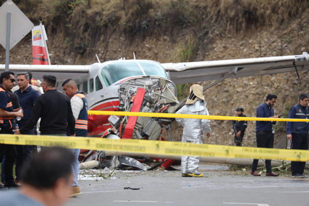 Cuenca,Ecuador, October 8, 2026 Shortly after noon, a light aircraft veered off the runway during airport operations. The plane ended up crashing outside the airport terminal and came to a stop on Hurtado de Mendoza Avenue, in the Milchichig ravine area. Preliminary reports identify the aircraft as a Cessna Grand Caravan EX belonging to Cuencana Airlines. Photo by Boris Romoleroux, API 20261008 248486 6ac7fb63de32a brr 1856 Copyright: xBORISxROMOLEROUXx