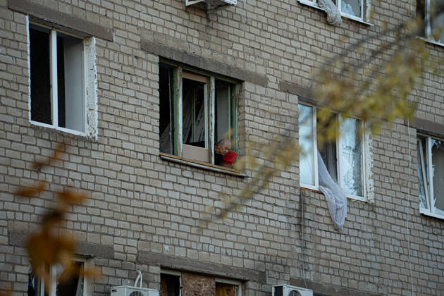 Russian Strike Hits Kramatorsk Buses A resident looks from a broken window of an apartment building damaged near the site of a Russian strike in Kramatorsk, Donetsk region, Ukraine, on October 8, 2026. Ukrainian authorities said a Russian guided bomb struck two scheduled passenger buses in Kramatorsk at about 10:00. At least 30 people were killed and at least 18 wounded, while Ukraine s State Emergency Service later reported 33 deaths; public transport in Kramatorsk and nearby Sloviansk was suspended after the attack. Kramatorsk Donetsk Ukraine Copyright: xOrixAviramx