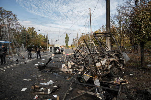 Russian Strike Hits Kramatorsk Buses Wreckage from a destroyed passenger bus and other debris cover a street after a Russian strike in Kramatorsk, Donetsk region, Ukraine, on October 8, 2026. Ukrainian authorities said a Russian guided bomb struck two scheduled passenger buses in Kramatorsk at about 10:00. At least 30 people were killed and at least 18 wounded, while Ukraine s State Emergency Service later reported 33 deaths; public transport in Kramatorsk and nearby Sloviansk was suspended after the attack. Kramatorsk Donetsk Ukraine Copyright: xOrixAviramx