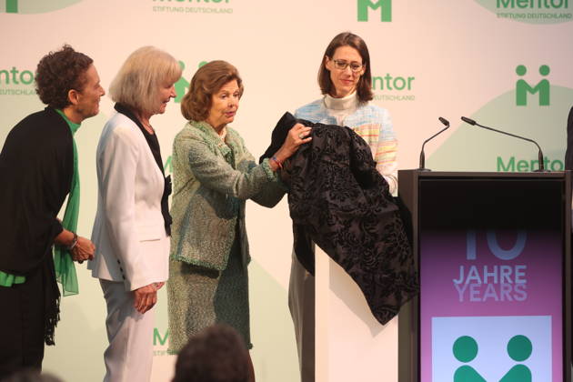 Sybille Perez, Monika Brandt, Bettina Gräfin Bernadotte, Königin Silvia von Schweden bei der Verleihung vom Mentor-Zukunftspreis beim Jubiläum der Mentor-Stiftung auf der Insel Mainau. Mainau, 08.10.2026 Copyright: xAgenturxMatthiasxWehnertx xM.xGränzdörferx