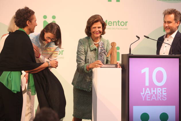 Sybille Perez, Monika Brandt, Bettina Gräfin Bernadotte, Königin Silvia von Schweden und Moritz Ritter bei der Verleihung vom Mentor-Zukunftspreis beim Jubiläum der Mentor-Stiftung auf der Insel Mainau. Mainau, 08.10.2026 Copyright: xAgenturxMatthiasxWehnertx xM.xGränzdörferx