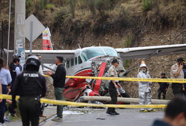 Cuenca,Ecuador, October 8, 2026 Shortly after noon, a light aircraft veered off the runway during airport operations. The plane ended up crashing outside the airport terminal and came to a stop on Hurtado de Mendoza Avenue, in the Milchichig ravine area. Preliminary reports identify the aircraft as a Cessna Grand Caravan EX belonging to Cuencana Airlines. Photo by Boris Romoleroux, API 20261008 248489 6ac802921b006 brr 1867 Copyright: xBORISxROMOLEROUXx