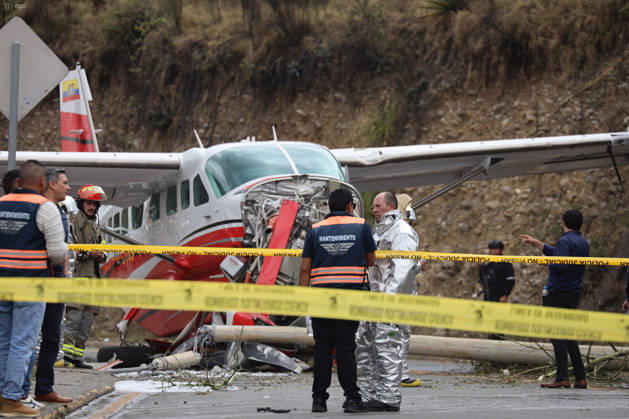 Cuenca,Ecuador, October 8, 2026 Shortly after noon, a light aircraft veered off the runway during airport operations. The plane ended up crashing outside the airport terminal and came to a stop on Hurtado de Mendoza Avenue, in the Milchichig ravine area. Preliminary reports identify the aircraft as a Cessna Grand Caravan EX belonging to Cuencana Airlines. Photo: Boris Romoleroux API 20261008 248491 6ac803b8e2fff brr 1861 Copyright: xBORISxROMOLEROUXx