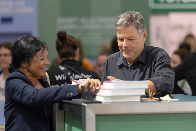Buchmesse Frankfurt 2026 Robert Habeck signiert am Messestand von Thalia sein neues Buch Arctic Meltdown ., Frankfurt am Main Hessen Deutschland Messegelände