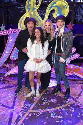 Olaf der Flipper (Olaf Malolepski) mit Tochter Pia Malo, Rita Sebeh aka Sebeya (als Julia), Jonathan Guth (als Romeo) bei der & JULIA MUSICALPREMIERE im Stage Palladium Theater in Stuttgart am 08.10.2026