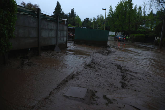 Santiago, October 8, 2026: A mudslide is affecting the area from San Carlos de Apoquindo to Los Dominicos in the Las Condes district, causing widespread damage and sweeping away vehicles and people. Dragomir Yankovic Aton, Chile, Santiago, Chile Aton 1197974  Copyright: DRAGOMIRxYANKOVIC ATONxCHILE