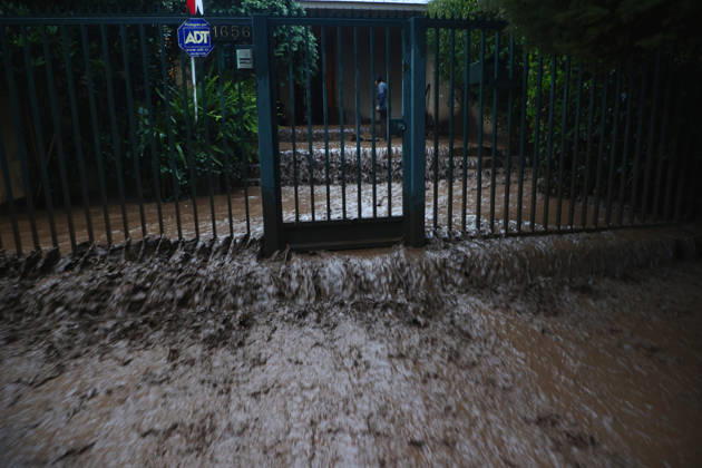 Santiago, October 8, 2026: A mudslide is affecting the area from San Carlos de Apoquindo to Los Dominicos in the Las Condes district, causing widespread damage and sweeping away vehicles and people. Dragomir Yankovic Aton, Chile, Santiago, Chile Aton 1197977  Copyright: DRAGOMIRxYANKOVIC ATONxCHILE