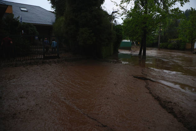 Santiago, October 8, 2026: A mudslide is affecting the area from San Carlos de Apoquindo to Los Dominicos in the Las Condes district, causing widespread damage and sweeping away vehicles and people. Dragomir Yankovic Aton, Chile, Santiago, Chile Aton 1197978  Copyright: DRAGOMIRxYANKOVIC ATONxCHILE