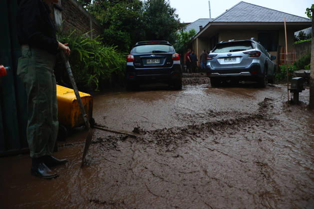 Santiago, October 8, 2026: A mudslide is affecting the area from San Carlos de Apoquindo to Los Dominicos in the Las Condes district, causing widespread damage and sweeping away vehicles and people. Dragomir Yankovic Aton, Chile, Santiago, Chile Aton 1197981  Copyright: DRAGOMIRxYANKOVIC ATONxCHILE