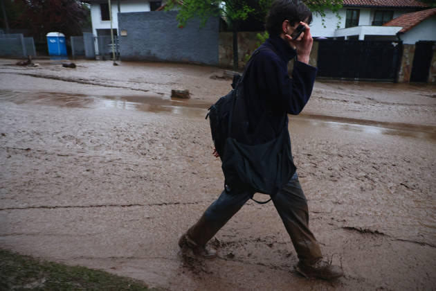 Santiago, October 8, 2026: A mudslide is affecting the area from San Carlos de Apoquindo to Los Dominicos in the Las Condes district, causing widespread damage and sweeping away vehicles and people. Dragomir Yankovic Aton, Chile, Santiago, Chile Aton 1197982  Copyright: DRAGOMIRxYANKOVIC ATONxCHILE