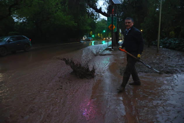 Santiago, October 8, 2026: A mudslide is affecting the area from San Carlos de Apoquindo to Los Dominicos in the Las Condes district, causing widespread damage and sweeping away vehicles and people. Dragomir Yankovic Aton, Chile, Santiago, Chile Aton 1197958  Copyright: DRAGOMIRxYANKOVIC ATONxCHILE