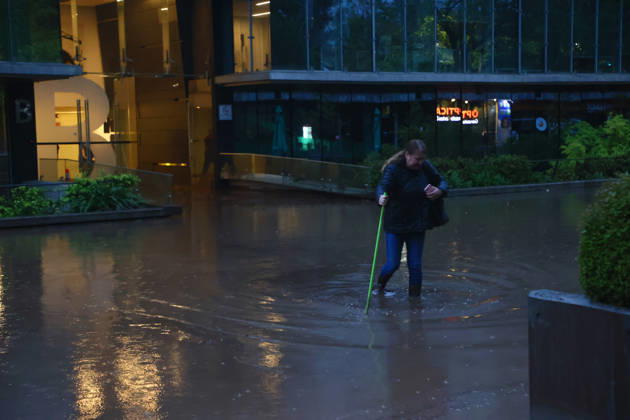 Santiago, October 8, 2026: A mudslide is affecting the area from San Carlos de Apoquindo to Los Dominicos in the Las Condes district, causing widespread damage and sweeping away vehicles and people. Dragomir Yankovic Aton, Chile, Santiago, Chile Aton 1197959  Copyright: DRAGOMIRxYANKOVIC ATONxCHILE