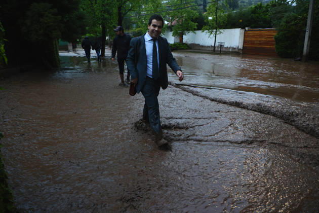 Santiago, October 8, 2026: A mudslide is affecting the area from San Carlos de Apoquindo to Los Dominicos in the Las Condes district, causing widespread damage and sweeping away vehicles and people. Dragomir Yankovic Aton, Chile, Santiago, Chile Aton 1197965  Copyright: DRAGOMIRxYANKOVIC ATONxCHILE