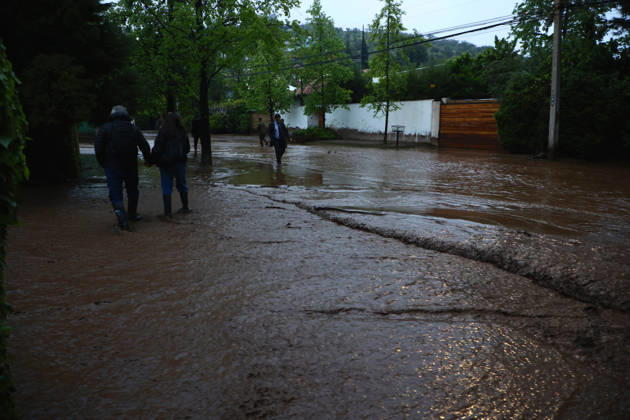 Santiago, October 8, 2026: A mudslide is affecting the area from San Carlos de Apoquindo to Los Dominicos in the Las Condes district, causing widespread damage and sweeping away vehicles and people. Dragomir Yankovic Aton, Chile, Santiago, Chile Aton 1197966  Copyright: DRAGOMIRxYANKOVIC ATONxCHILE