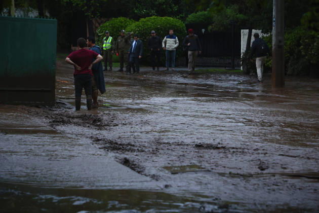 Santiago, October 8, 2026: A mudslide is affecting the area from San Carlos de Apoquindo to Los Dominicos in the Las Condes district, causing widespread damage and sweeping away vehicles and people. Dragomir Yankovic Aton, Chile, Santiago, Chile Aton 1197969  Copyright: DRAGOMIRxYANKOVIC ATONxCHILE