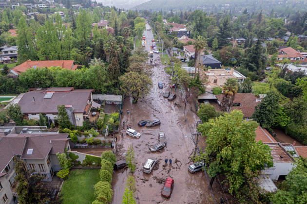 Mudslide hits eastern Santiago, Chile SANTIAGO, CHILE - OCTOBER 8: A barrage of water, mud and stones descended this Thursday afternoon through the San Carlos de Apoquindo sector, a sector in the east of Santiago, and swept away cars and public transport vehicles, in Santiago, Chile, on Thursday, October 8, 2026. Lucas Aguayo Araos Anadolu Santiago Chile. Editorial use only. Please get in touch for any other usage.  Copyright: x2026xAnadoluxLucasxAguayoxAraosx