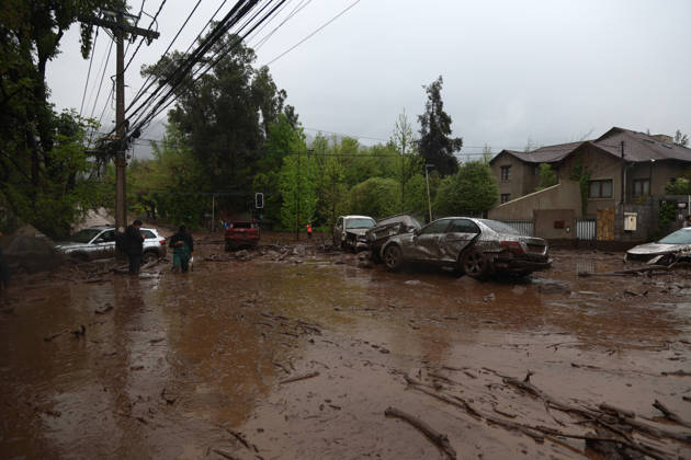 Mudslide hits eastern Santiago, Chile SANTIAGO, CHILE - OCTOBER 8: A barrage of water, mud and stones descended this Thursday afternoon through the San Carlos de Apoquindo sector, a sector in the east of Santiago, and swept away cars and public transport vehicles, in Santiago, Chile, on Thursday, October 8, 2026. Lucas Aguayo Araos Anadolu Santiago Chile. Editorial use only. Please get in touch for any other usage.  Copyright: x2026xAnadoluxLucasxAguayoxAraosx