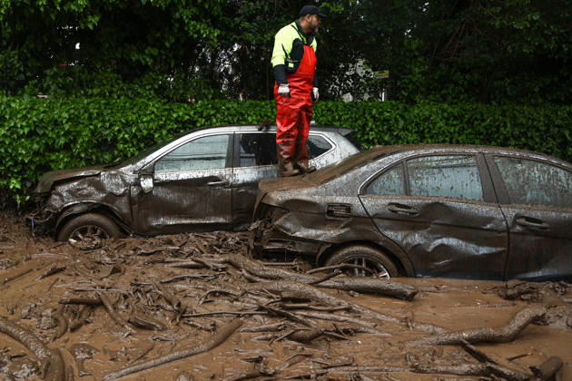 Mudslide hits eastern Santiago, Chile SANTIAGO, CHILE - OCTOBER 8: A barrage of water, mud and stones descended this Thursday afternoon through the San Carlos de Apoquindo sector, a sector in the east of Santiago, and swept away cars and public transport vehicles, in Santiago, Chile, on Thursday, October 8, 2026. Lucas Aguayo Araos Anadolu Santiago Chile. Editorial use only. Please get in touch for any other usage.  Copyright: x2026xAnadoluxLucasxAguayoxAraosx