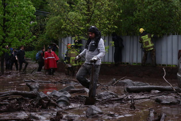 Mudslide hits eastern Santiago, Chile SANTIAGO, CHILE - OCTOBER 8: A barrage of water, mud and stones descended this Thursday afternoon through the San Carlos de Apoquindo sector, a sector in the east of Santiago, and swept away cars and public transport vehicles, in Santiago, Chile, on Thursday, October 8, 2026. Lucas Aguayo Araos Anadolu Santiago Chile. Editorial use only. Please get in touch for any other usage.  Copyright: x2026xAnadoluxLucasxAguayoxAraosx