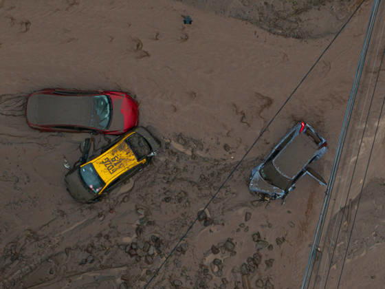 Mudslide hits eastern Santiago, Chile SANTIAGO, CHILE - OCTOBER 8: A barrage of water, mud and stones descended this Thursday afternoon through the San Carlos de Apoquindo sector, a sector in the east of Santiago, and swept away cars and public transport vehicles, in Santiago, Chile, on Thursday, October 8, 2026. Lucas Aguayo Araos Anadolu Santiago Chile. Editorial use only. Please get in touch for any other usage.  Copyright: x2026xAnadoluxLucasxAguayoxAraosx