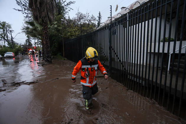 October 8, 2026, Santiago, Chile: The overflowing of canals triggered a mudslide in the Las Condes district, sweeping away vehicles and leaving streets covered in mud after heavy rains hit Santiago. Santiago Chile - ZUMAu105 20261008_zip_u105_003 Copyright: xManuelxUrzuax
