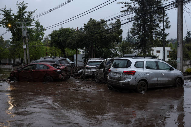 October 8, 2026, Santiago, Chile: The overflowing of canals triggered a mudslide in the Las Condes district, sweeping away vehicles and leaving streets covered in mud after heavy rains hit Santiago. Santiago Chile - ZUMAu105 20261008_zip_u105_001 Copyright: xManuelxUrzuax