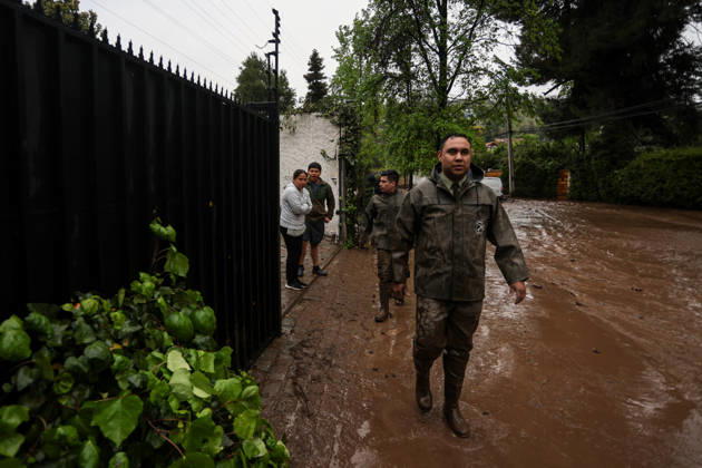 October 8, 2026, Santiago, Chile: The overflowing of canals triggered a mudslide in the Las Condes district, sweeping away vehicles and leaving streets covered in mud after heavy rains hit Santiago. Santiago Chile - ZUMAu105 20261008_zip_u105_007 Copyright: xManuelxUrzuax