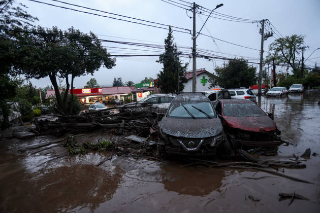 October 8, 2026, Santiago, Chile: The overflowing of canals triggered a mudslide in the Las Condes district, sweeping away vehicles and leaving streets covered in mud after heavy rains hit Santiago. Santiago Chile - ZUMAu105 20261008_zip_u105_004 Copyright: xManuelxUrzuax