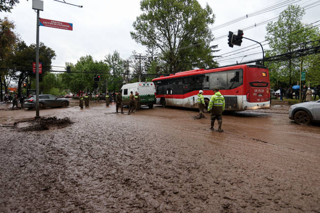 October 8, 2026, Santiago, Chile: The overflowing of canals triggered a mudslide in the Las Condes district, sweeping away vehicles and leaving streets covered in mud after heavy rains hit Santiago. Santiago Chile - ZUMAu105 20261008_zip_u105_005 Copyright: xManuelxUrzuax