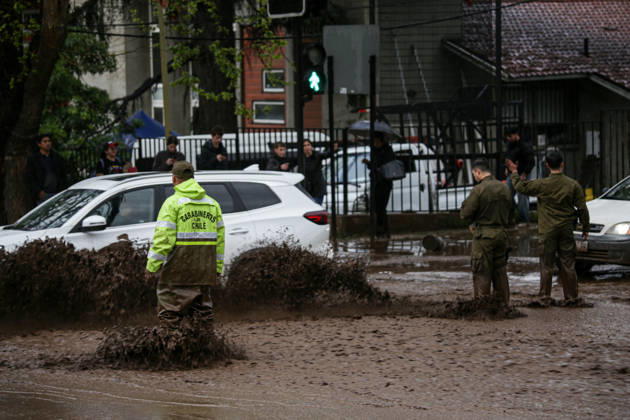 October 8, 2026, Santiago, Chile: The overflowing of canals triggered a mudslide in the Las Condes district, sweeping away vehicles and leaving streets covered in mud after heavy rains hit Santiago. Santiago Chile - ZUMAu105 20261008_zip_u105_011 Copyright: xManuelxUrzuax