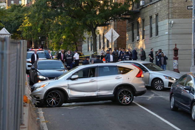 US-NEWS-NYC-ICE-SHOOTING-FILEPIC-NY Law enforcement officers investigate after ICE agents shot and wounded a man on Marble Hill Avenue, near W. 225th Street, in the Bronx on Thursday, Oct. 8, 2026, New York. (Barry Williams New York Daily News TNS) EDITORIAL USE ONLY Copyright: xx 186824431W BarryxWilliamsx krtphotoslive967433