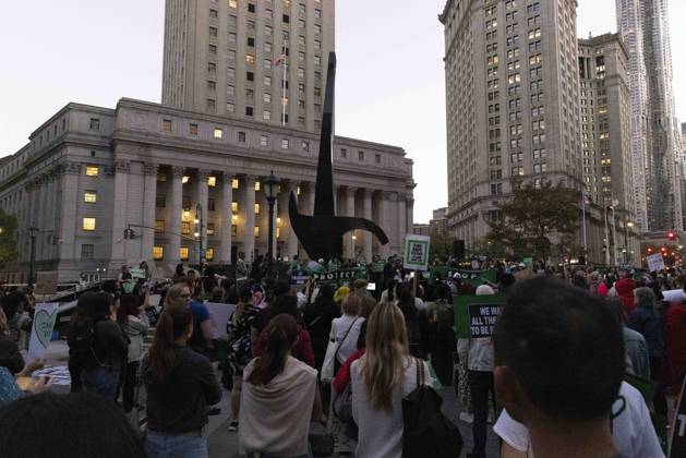 October 8, 2026, New York, New York, USA: Hundreds rally in Foley Square outside the New York State Supreme Court building in Lower Manhattan under the banner . StopSexualViolence: From the Frat House to the White House joining rallies and campus walkouts around the country demanding justice for Cornell s Jane Doe. New York USA  - ZUMAr174 20261008_znp_r174_047 Copyright: xGinaxMxRandazzox