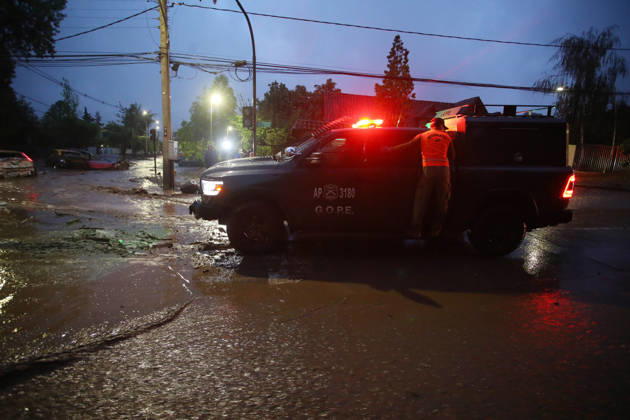 Santiago, October 8, 2026: A mudslide is affecting the area from San Carlos de Apoquindo to Los Dominicos in the Las Condes district, causing widespread damage and sweeping away vehicles and people. Jonnathan Oyarzun Aton, Chile, Santiago, Chile Aton 1198022  Copyright: JONNATHANxOYARZUN ATONxCHILE