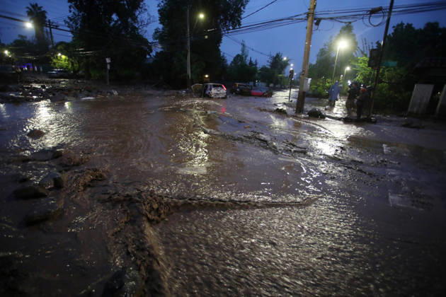 Santiago, October 8, 2026: A mudslide is affecting the area from San Carlos de Apoquindo to Los Dominicos in the Las Condes district, causing widespread damage and sweeping away vehicles and people. Jonnathan Oyarzun Aton Chile, Santiago, Chile Aton 1198023  Copyright: JONNATHANxOYARZUN ATONxCHILE