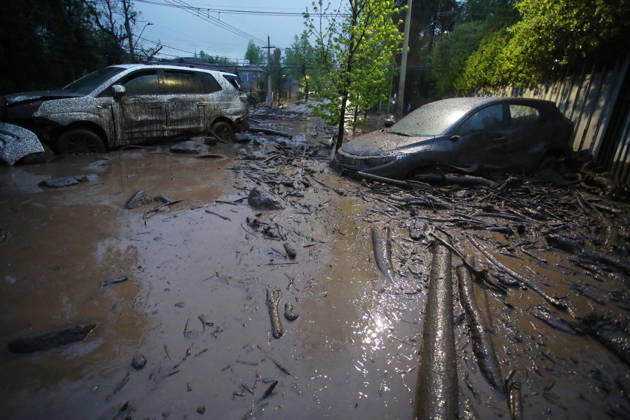 Santiago, October 8, 2026: A mudslide is affecting the area from San Carlos de Apoquindo to Los Dominicos in the Las Condes district, causing widespread damage and sweeping away vehicles and people. Jonnathan Oyarzun Aton Chile, Santiago, Chile Aton 1198024  Copyright: JONNATHANxOYARZUN ATONxCHILE