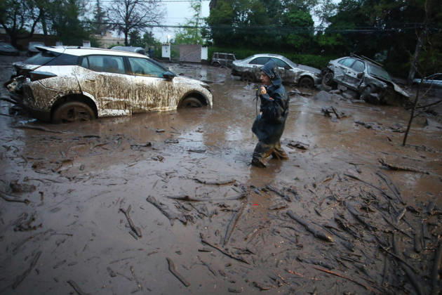 Santiago, October 8, 2026: A mudslide is affecting the area from San Carlos de Apoquindo to Los Dominicos in the Las Condes district, causing widespread damage and sweeping away vehicles and people. Jonnathan Oyarzun Aton Chile, Santiago, Chile Aton 1198025  Copyright: JONNATHANxOYARZUN ATONxCHILE