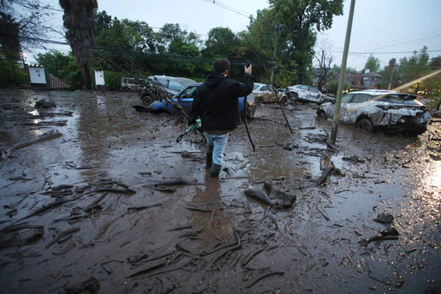 Santiago, October 8, 2026: A mudslide is affecting the area from San Carlos de Apoquindo to Los Dominicos in the Las Condes district, causing widespread damage and sweeping away vehicles and people. Jonnathan Oyarzun Aton, Chile, Santiago, Chile Aton 1198027  Copyright: JONNATHANxOYARZUN ATONxCHILE