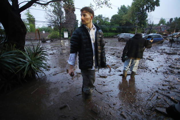 Santiago, October 8, 2026: A mudslide is affecting the area from San Carlos de Apoquindo to Los Dominicos in the Las Condes district, causing widespread damage and sweeping away vehicles and people. Jonnathan Oyarzun Aton, Chile, Santiago, Chile Aton 1198028  Copyright: JONNATHANxOYARZUN ATONxCHILE