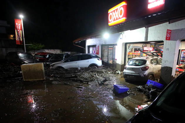 Santiago, October 8, 2026: A mudslide is affecting the area from San Carlos de Apoquindo to Los Dominicos in the Las Condes district, causing widespread damage and sweeping away vehicles and people. Jonnathan Oyarzun Aton Chile, Santiago, Chile Aton 1198015  Copyright: JONNATHANxOYARZUN ATONxCHILE