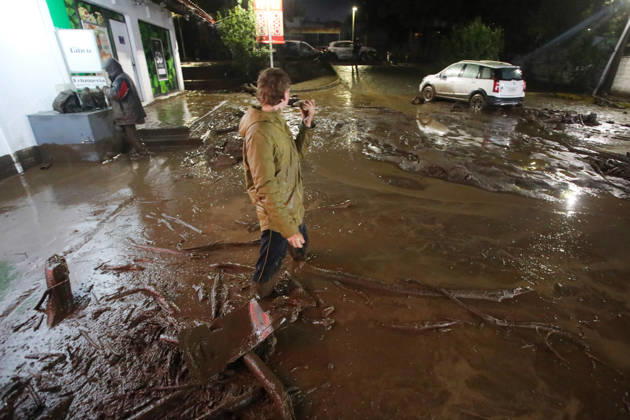 Santiago, October 8, 2026: A mudslide is affecting the area from San Carlos de Apoquindo to Los Dominicos in the Las Condes district, causing widespread damage and sweeping away vehicles and people. Jonnathan Oyarzun Aton, Chile, Santiago, Chile Aton 1198016  Copyright: JONNATHANxOYARZUN ATONxCHILE