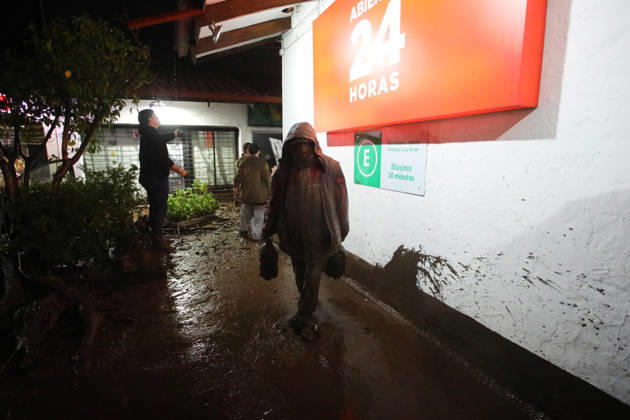 Santiago, October 8, 2026: A mudslide is affecting the area from San Carlos de Apoquindo to Los Dominicos in the Las Condes district, causing widespread damage and sweeping away vehicles and people. Jonnathan Oyarzun Aton, Chile, Santiago, Chile Aton 1198017  Copyright: JONNATHANxOYARZUN ATONxCHILE