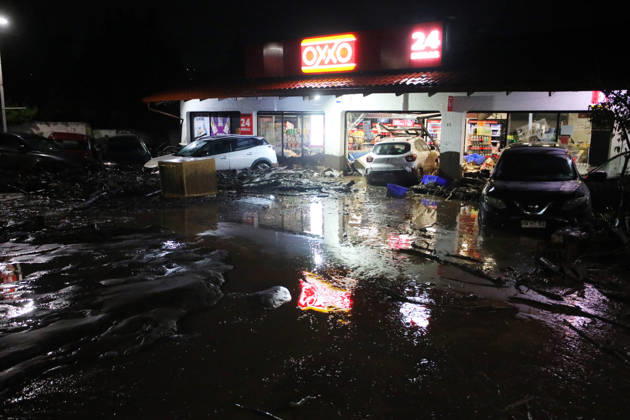 Santiago, October 8, 2026: A mudslide is affecting the area from San Carlos de Apoquindo to Los Dominicos in the Las Condes district, causing widespread damage and sweeping away vehicles and people. Jonnathan Oyarzun Aton Chile, Santiago, Chile Aton 1198018  Copyright: JONNATHANxOYARZUN ATONxCHILE