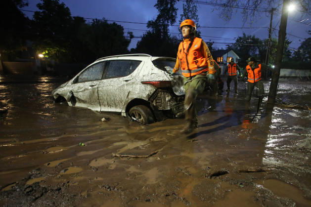 Santiago, October 8, 2026: A mudslide is affecting the area from San Carlos de Apoquindo to Los Dominicos in the Las Condes district, causing widespread damage and sweeping away vehicles and people. Jonnathan Oyarzun Aton Chile, Santiago, Chile Aton 1198020  Copyright: JONNATHANxOYARZUN ATONxCHILE