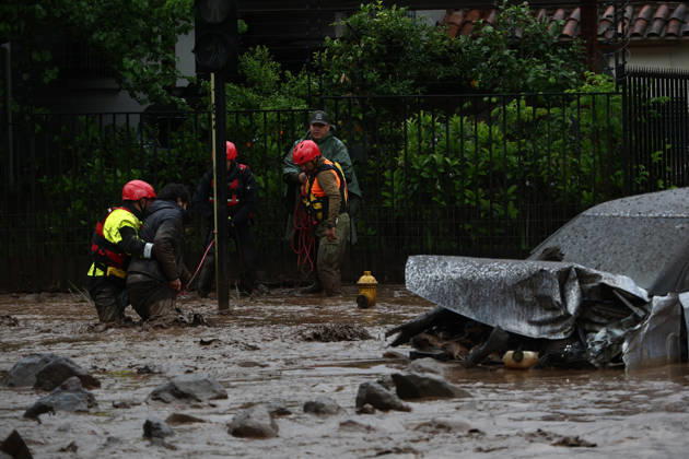 Chile declares yellow alert for Santiago region over heavy rainfall SANTIAGO, CHILE - OCTOBER 8: A barrage of water, mud and stones descended this Thursday afternoon through the San Carlos de Apoquindo sector, a sector in the east of Santiago, and swept away cars and public transport vehicles, in Santiago, Chile, on Thursday, October 8, 2026. Chilean authorities declared a yellow alert for the Santiago Metropolitan Region on Tuesday due to intense rainfall, flooding and the activation of ravines, according to the National Service for Disaster Prevention and Response (SENAPRED). Lucas Aguayo Araos Anadolu Santiago Chile. Editorial use only. Please get in touch for any other usage.  Copyright: x2026xAnadoluxLucasxAguayoxAraosx