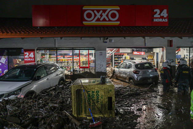 Chile declares yellow alert for Santiago region over heavy rainfall SANTIAGO, CHILE - OCTOBER 8: A barrage of water, mud and stones descended this Thursday afternoon through the San Carlos de Apoquindo sector, a sector in the east of Santiago, and swept away cars and public transport vehicles, in Santiago, Chile, on Thursday, October 8, 2026. Chilean authorities declared a yellow alert for the Santiago Metropolitan Region on Tuesday due to intense rainfall, flooding and the activation of ravines, according to the National Service for Disaster Prevention and Response (SENAPRED). Lucas Aguayo Araos Anadolu Santiago Chile. Editorial use only. Please get in touch for any other usage. Copyright: x2026xAnadoluxLucasxAguayoxAraosx