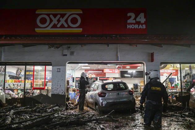 Chile declares yellow alert for Santiago region over heavy rainfall SANTIAGO, CHILE - OCTOBER 8: A barrage of water, mud and stones descended this Thursday afternoon through the San Carlos de Apoquindo sector, a sector in the east of Santiago, and swept away cars and public transport vehicles, in Santiago, Chile, on Thursday, October 8, 2026. Chilean authorities declared a yellow alert for the Santiago Metropolitan Region on Tuesday due to intense rainfall, flooding and the activation of ravines, according to the National Service for Disaster Prevention and Response (SENAPRED). Lucas Aguayo Araos Anadolu Santiago Chile. Editorial use only. Please get in touch for any other usage. Copyright: x2026xAnadoluxLucasxAguayoxAraosx